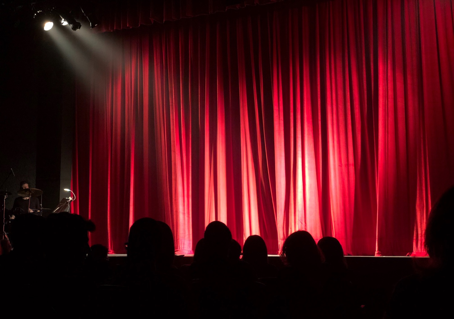 Imatge de l'escenari de un teatre amb el telo tancat